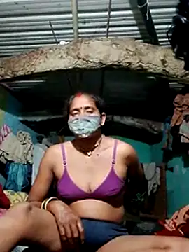 Snapshot of CUTE-004 chatting on 10/26/25, 03:18 CUTE-004 online show from 10/26/25, 03:18