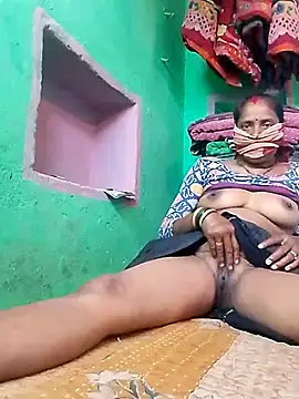 Snapshot of CUTE-004 chatting on 11/08/25, 10:04 CUTE-004 online show from 11/08/25, 10:04