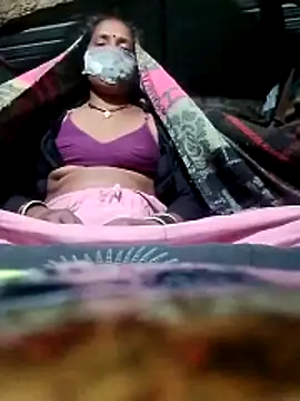 Snapshot of CUTE-004 chatting on 11/09/25, 04:49 CUTE-004 online show from 11/09/25, 04:49