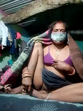 Snapshot of CUTE-004 chatting on 11/10/25, 07:57 CUTE-004 online show from 11/10/25, 07:57