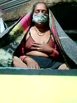 Snapshot of CUTE-004 chatting on 11/12/25, 04:51 CUTE-004 online show from 11/12/25, 04:51