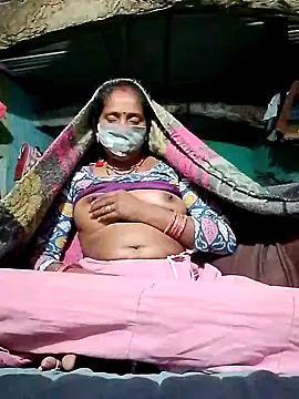 Snapshot of CUTE-004 chatting on 11/15/25, 04:25 CUTE-004 online show from 11/15/25, 04:25