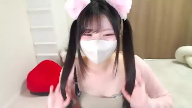 Snapshot of moka-neko chatting on 10/18/25, 11:33 moka-neko online show from 10/18/25, 11:33