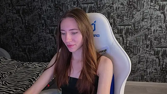 MiaLinder online show from 10/05/25, 03:21