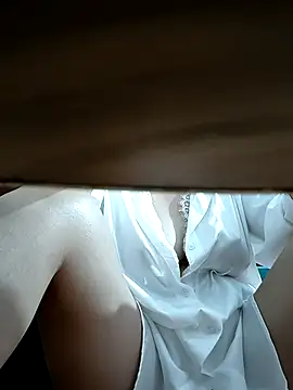 Snapshot of Yui-Linh chatting on 09/18/25, 01:18 Yui-Linh online show from 09/18/25, 01:18