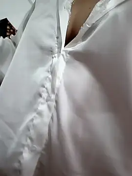 Snapshot of Yui-Linh chatting on 09/21/25, 10:39 Yui-Linh online show from 09/21/25, 10:39