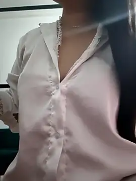 Snapshot of Yui-Linh chatting on 10/29/25, 08:16 Yui-Linh online show from 10/29/25, 08:16