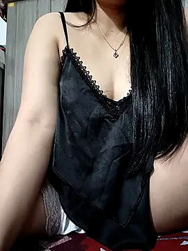 Snapshot of Yui-Linh chatting on 11/11/25, 05:07 Yui-Linh online show from 11/11/25, 05:07