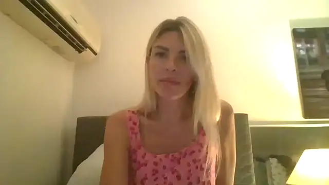 Snapshot of Liliwii1 chatting on 10/30/25, 08:31 Liliwii1 online show from 10/30/25, 08:31