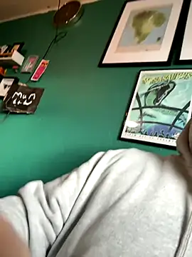 Snapshot of AverageBloke93 chatting on 10/22/25, 08:03 AverageBloke93 online show from 10/22/25, 08:03