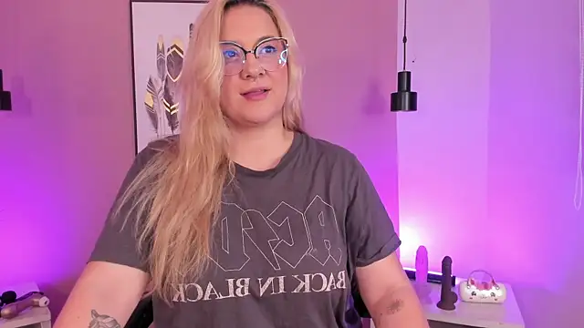 hollie joliie online show from 10/17/25, 12:08