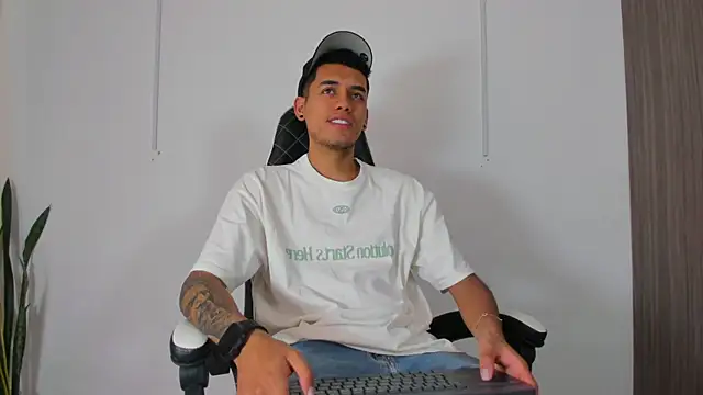 Nickyblazze  online show from 09/27/25, 02:00