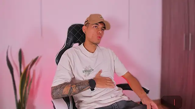 Nickyblazze  online show from 10/23/25, 12:37