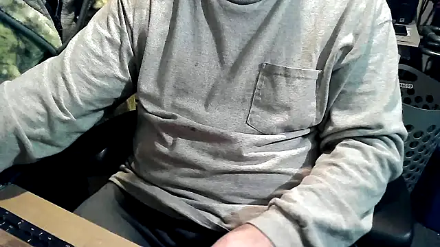 Snapshot of georgew62 chatting on 10/12/25, 01:04 georgew62 online show from 10/12/25, 01:04