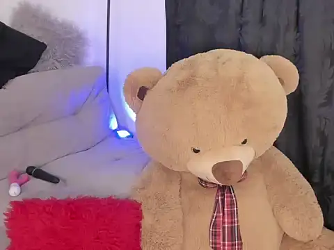 Snapshot of Elyross1_ chatting on 10/12/25, 09:36 Elyross1  online show from 10/12/25, 09:36