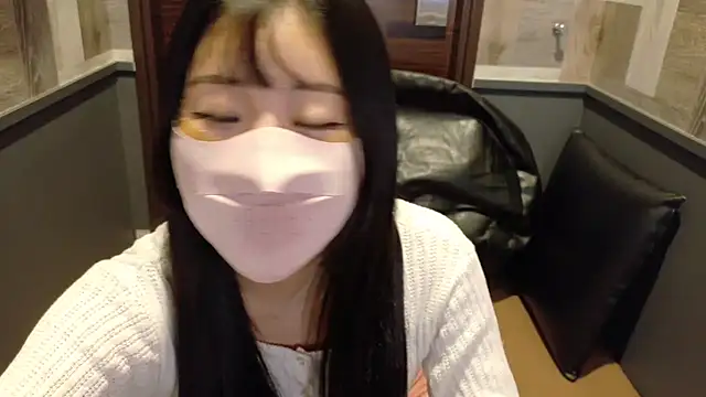 Snapshot of Ema-- chatting on 11/12/25, 10:15 Ema-- online show from 11/12/25, 10:15