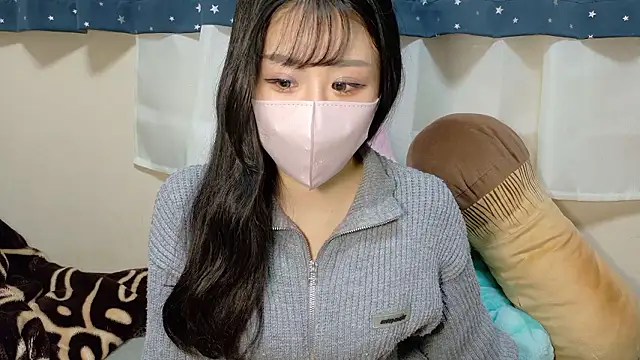 Snapshot of Ema-- chatting on 12/04/25, 10:13 Ema-- online show from 12/04/25, 10:13