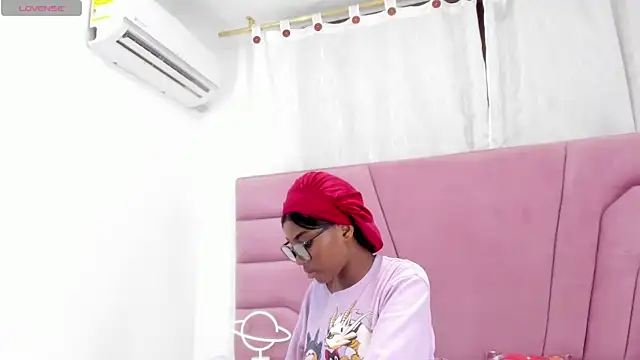 Snapshot of MarianRosse chatting on 10/19/25, 07:47 MarianRosse online show from 10/19/25, 07:47
