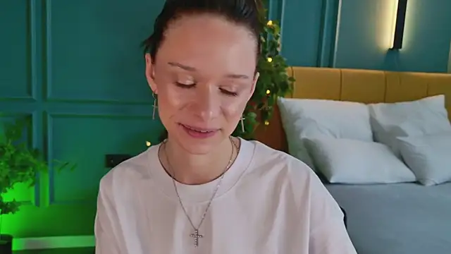 Snapshot of daily_glam chatting on 09/23/25, 12:41 daily glam online show from 09/23/25, 12:41