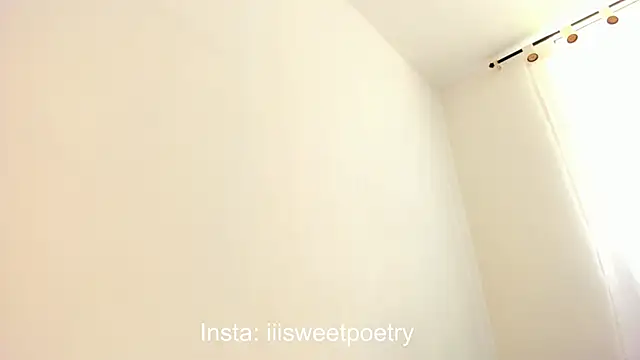 Snapshot of Sweet_poetryy chatting on 10/28/25, 01:58 Sweet poetryy online show from 10/28/25, 01:58