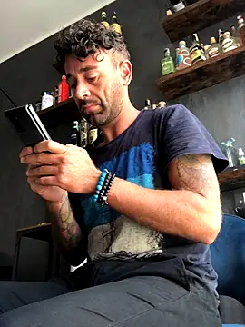 Snapshot of MatteoDom85 chatting on 10/18/25, 09:10 MatteoDom85 online show from 10/18/25, 09:10