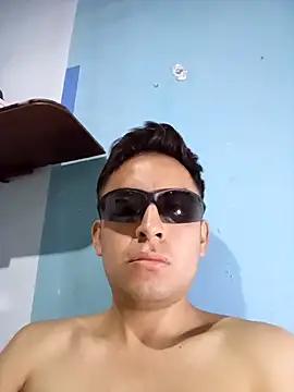 Snapshot of aczinovelez342 chatting on 10/08/25, 03:04 aczinovelez342 online show from 10/08/25, 03:04