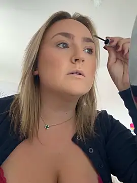 Snapshot of Elliemaee chatting on 09/18/25, 11:12 Elliemaee online show from 09/18/25, 11:12