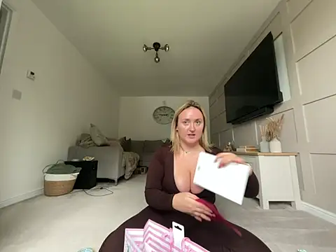 Snapshot of Elliemaee chatting on 10/03/25, 11:29 Elliemaee online show from 10/03/25, 11:29