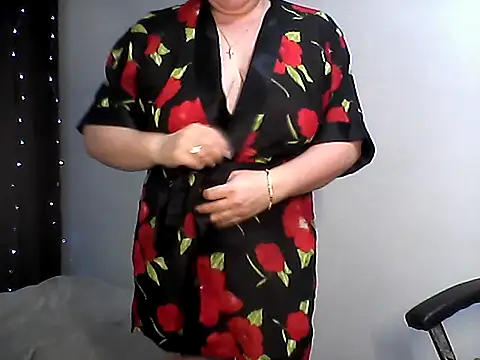 Snapshot of EllaLove2277 chatting on 12/15/25, 06:28 EllaLove2277 online show from 12/15/25, 06:28