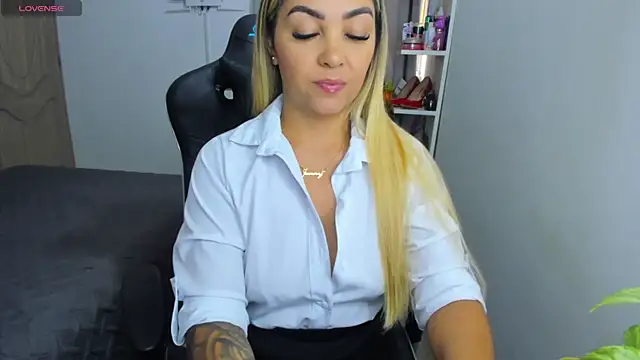 Snapshot of NicolPorto chatting on 10/05/25, 11:52 NicolPorto online show from 10/05/25, 11:52