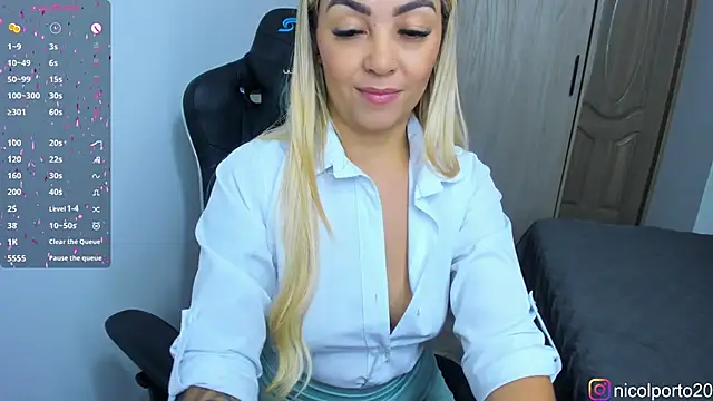 Snapshot of NicolPorto chatting on 10/31/25, 12:39 NicolPorto online show from 10/31/25, 12:39