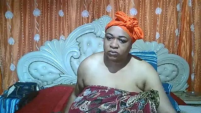 Snapshot of BUSTY_QUEEEN chatting on 10/20/25, 06:25 BUSTY QUEEEN online show from 10/20/25, 06:25