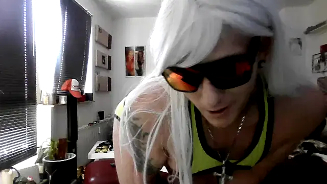 Snapshot of hellgirl1980 chatting on 09/22/25, 11:23 hellgirl1980 online show from 09/22/25, 11:23