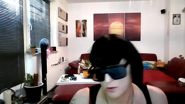 Snapshot of hellgirl1980 chatting on 09/23/25, 05:05 hellgirl1980 online show from 09/23/25, 05:05