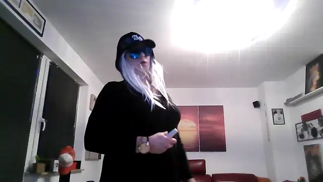 Snapshot of hellgirl1980 chatting on 09/30/25, 08:47 hellgirl1980 online show from 09/30/25, 08:47