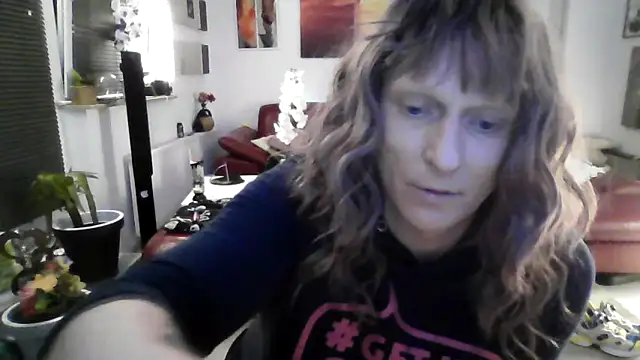 Snapshot of hellgirl1980 chatting on 10/15/25, 01:28 hellgirl1980 online show from 10/15/25, 01:28