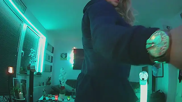 Snapshot of hellgirl1980 chatting on 10/22/25, 08:08 hellgirl1980 online show from 10/22/25, 08:08