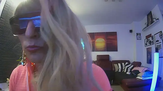 Snapshot of hellgirl1980 chatting on 10/28/25, 10:01 hellgirl1980 online show from 10/28/25, 10:01