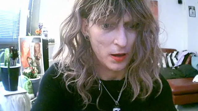 Snapshot of hellgirl1980 chatting on 11/01/25, 01:35 hellgirl1980 online show from 11/01/25, 01:35