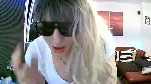 Snapshot of hellgirl1980 chatting on 11/08/25, 12:22 hellgirl1980 online show from 11/08/25, 12:22