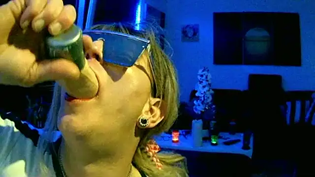 Snapshot of hellgirl1980 chatting on 11/11/25, 07:47 hellgirl1980 online show from 11/11/25, 07:47