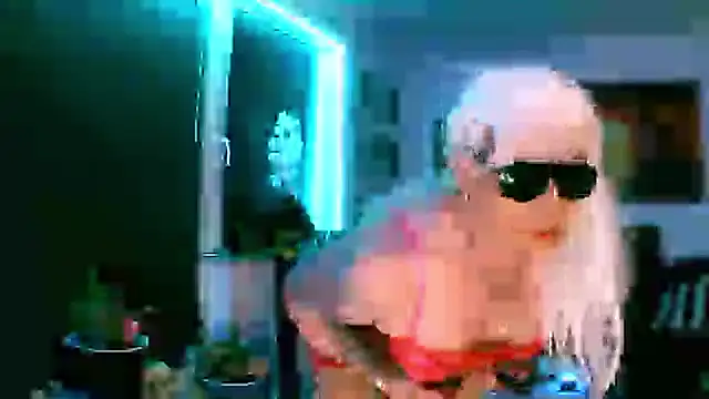 Snapshot of hellgirl1980 chatting on 11/12/25, 11:03 hellgirl1980 online show from 11/12/25, 11:03