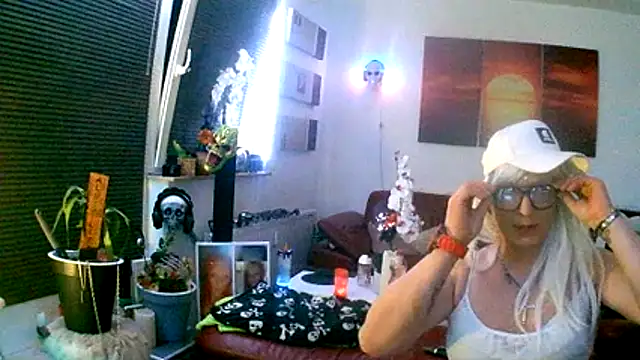 Snapshot of hellgirl1980 chatting on 11/28/25, 09:50 hellgirl1980 online show from 11/28/25, 09:50