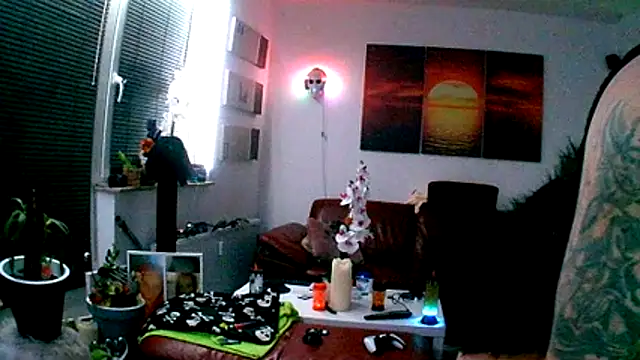 Snapshot of hellgirl1980 chatting on 12/04/25, 01:26 hellgirl1980 online show from 12/04/25, 01:26