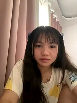 Snapshot of Emlyly-18 chatting on 09/13/25, 12:43 Emlyly-18 online show from 09/13/25, 12:43