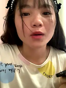 Snapshot of Emlyly-18 chatting on 09/15/25, 12:43 Emlyly-18 online show from 09/15/25, 12:43