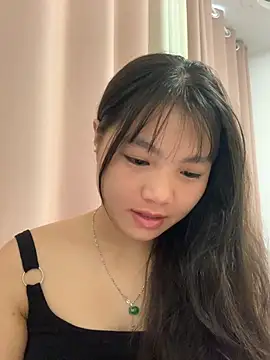 Snapshot of Emlyly-18 chatting on 09/19/25, 12:23 Emlyly-18 online show from 09/19/25, 12:23