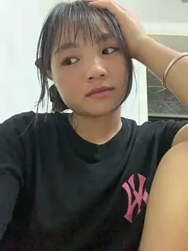 Snapshot of Emlyly-18 chatting on 09/19/25, 02:40 Emlyly-18 online show from 09/19/25, 02:40