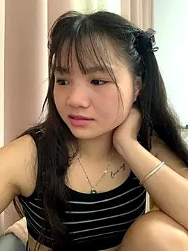 Snapshot of Emlyly-18 chatting on 09/20/25, 02:45 Emlyly-18 online show from 09/20/25, 02:45