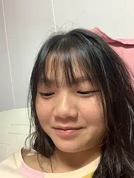 Snapshot of Emlyly-18 chatting on 09/21/25, 01:13 Emlyly-18 online show from 09/21/25, 01:13